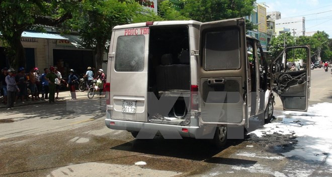 Chiếc xe khách bị cháy.