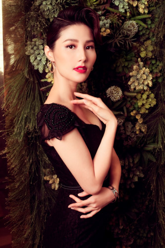 Diễm My 9X là người đẹp thuộc thế hệ trẻ nhưng lại gây ấn tượng bởi vẻ sang trọng, quý phái.