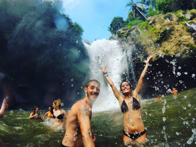  Sử dụng Gopro. Những chiếc máy ảnh nhỏ nhưng công dụng lại vô cùng to lớn. Chất lượng ảnh chụp bằng Gopro sẽ cao hơn chất lượng ảnh chụp từ những cây selfie stick lại không phải mất thời gian lắp đặt, chỉnh máy như tripod, điều đặc biệt của Gopro là bạn có thể dùng nó ở dưới nước.