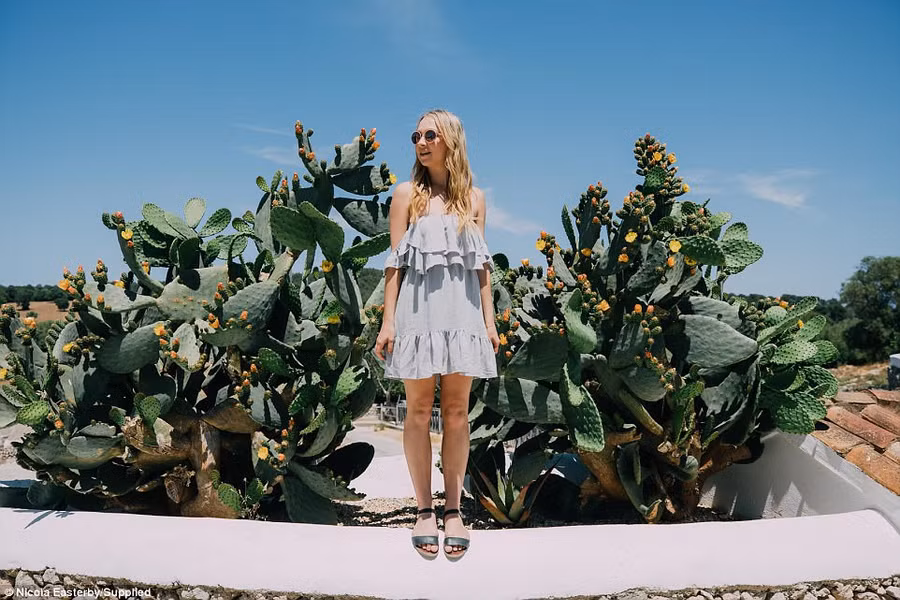 Nicola thường mất khoảng một tháng để lên kế hoạch cho mỗi chuyến đi. Song cũng có những lần cô chỉ dành một ngày để quyết định mọi thứ.