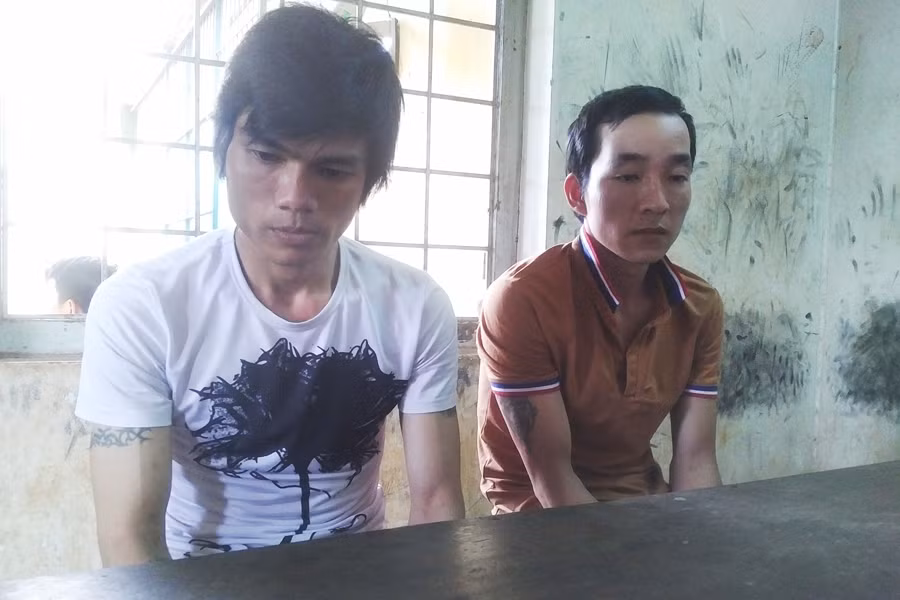 Đối tượng Trúc và Tiến (trái sang) gây ra các vụ cướp giật trên địa bàn TP. Pleiku. Ảnh: N.G 