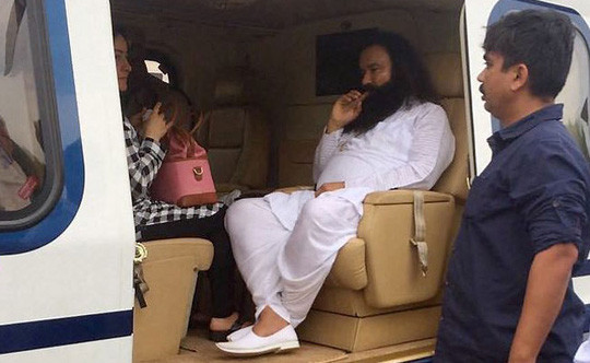 Ông Gurmeet Ram Rahim Singh (quần áo trắng). Ảnh: NDTV Ông Gurmeet Ram Rahim Singh (quần áo trắng). Ảnh: NDTV