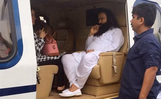 Ông Gurmeet Ram Rahim Singh (quần áo trắng). Ảnh: NDTV