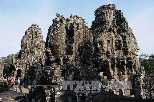 Du khách tham quan đền Bayon, một phần của Angkor Wat.