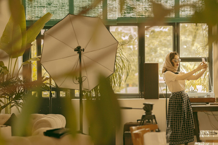  Từng rất thành công với nhạc trẻ, giành được nhiều danh hiệu với dòng nhạc này, Giang Hồng Ngọc khiến nhiều người bất ngờ khi chuyển sang hát nhạc tình.