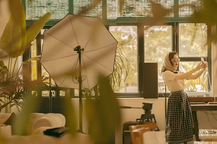  Từng rất thành công với nhạc trẻ, giành được nhiều danh hiệu với dòng nhạc này, Giang Hồng Ngọc khiến nhiều người bất ngờ khi chuyển sang hát nhạc tình.