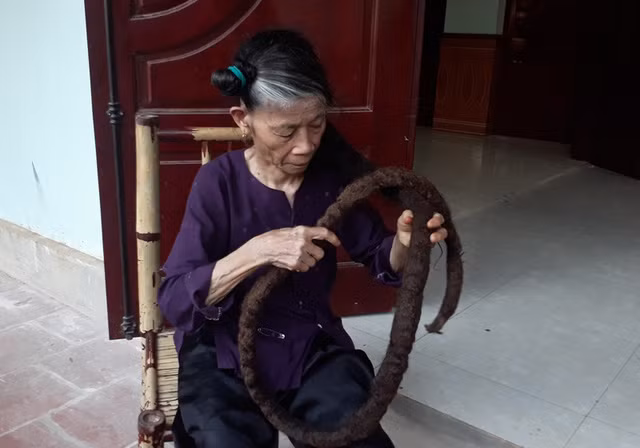 Cận cảnh “bộ tóc rồng” dài gần 3 mét.