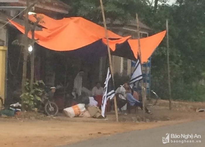 Gia đình làm lễ tang cho anh H. Gia đình làm lễ tang cho anh H.