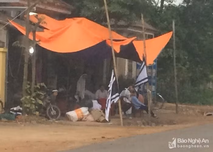 Gia đình làm lễ tang cho anh H.