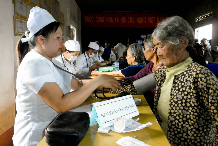 Chăm sóc và trợ giúp xã hội cho đối tượng có hoàn cảnh đặc biệt khó khăn. Ảnh: Trần Dung