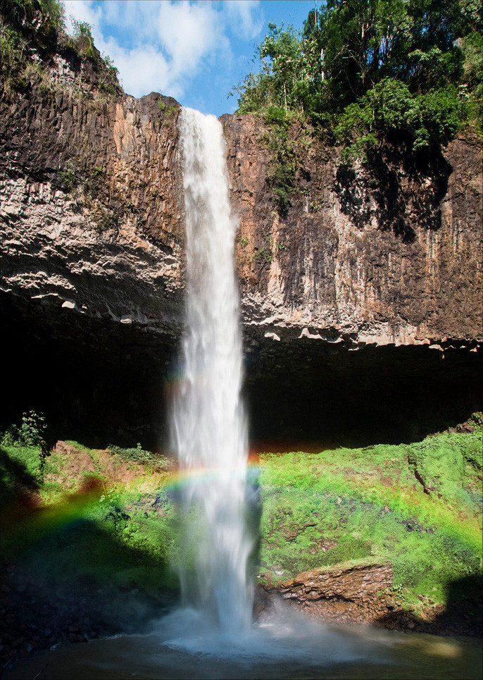 Thác Liêng Nung ở thị xã Gia Nghĩa (Đắk Nông) được quy hoạch thành khu du lịch sinh thái. Dòng nước chảy rì rầm, những hạt bụi nước li ti bắn lên cao, ánh nắng rọi lên đám bụi nước ấy làm xuất hiện cầu vồng. Ảnh: Hoang Phuong.
