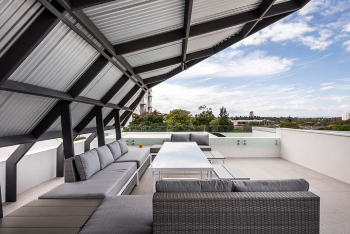 Căn nhà cung cấp một khu vực giải trí cho gia đình và bạn bè của họ với không gian và tầm nhìn rộng lớn. Căn nhà cung cấp một khu vực giải trí cho gia đình và bạn bè của họ với không gian và tầm nhìn rộng lớn.