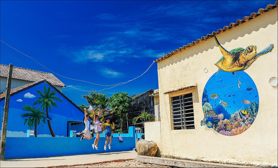 Tuy nhiên, cuối tháng 6/2016, ngôi làng bỗng chốc trở thành điểm du lịch độc đáo, thu hút đông đảo khách du lịch trong và ngoài nước đến khám phá nhờ những bức tranh tuyệt đẹp trên vách tường cũ kỹ. Ảnh: Hai Hoang.