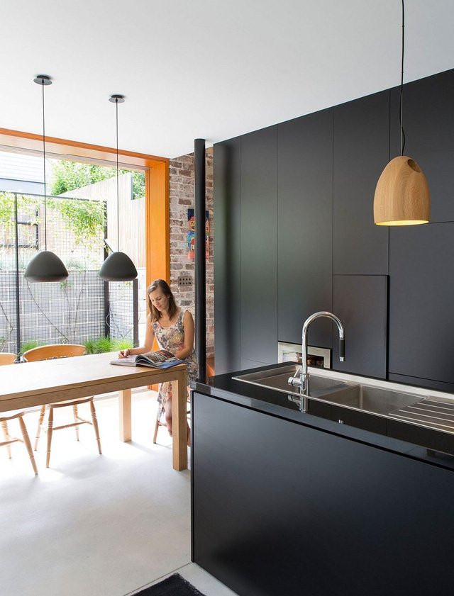 Một nhà bếp màu đen với kiến trúc bóng bẩy đã làm nổi bật độ tương phản giữa các không gian. Một nhà bếp màu đen với kiến trúc bóng bẩy đã làm nổi bật độ tương phản giữa các không gian.