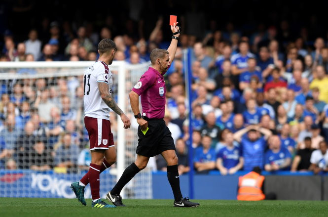 Trọng tài Craig Pawson rút thẻ đỏ thứ 2 truất quyền thi đấu Fabregas. Trọng tài Craig Pawson rút thẻ đỏ thứ 2 truất quyền thi đấu Fabregas.