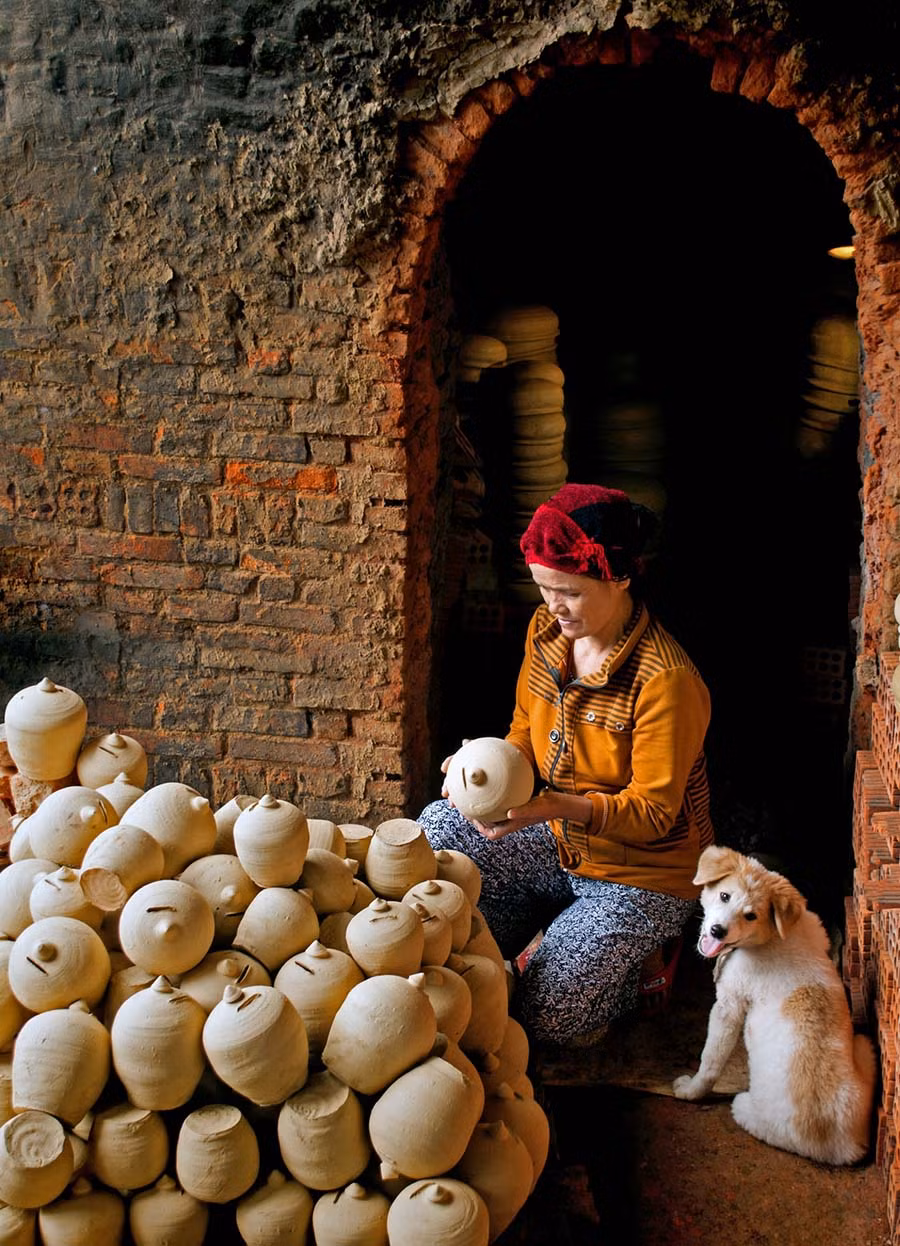 Kiểm tra sản phẩm trước khi đưa vào lò nung. Ảnh: Anh Tùng