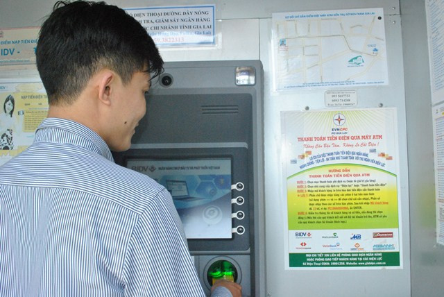 Khách hàng dần quen với hình thức thanh toán tiền điện qua hệ thống máy ATM các Ngân hàng. Ảnh: Hà Duy Khách hàng dần quen với hình thức thanh toán tiền điện qua hệ thống máy ATM các Ngân hang Ảnh: Hà Duy