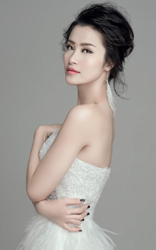 Đại diện BTC của Asia Song Festival đã có buổi sang Việt Nam làm việc cùng Đông Nhi và V Live để gửi lời mời nữ ca sĩ sang Hàn Quốc tham gia sự kiện lần này.