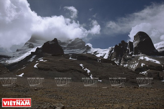 Chúng tôi cẩn trọng đi qua ba ngày đêm khoảng 52 km, vượt qua nhiều đèo, vách đá, khe suối, nhiều nơi điểu táng. Chúng tôi cẩn trọng đi qua ba ngày đêm khoảng 52 km, vượt qua nhiều đèo, vách đá, khe suối, nhiều nơi điểu táng.