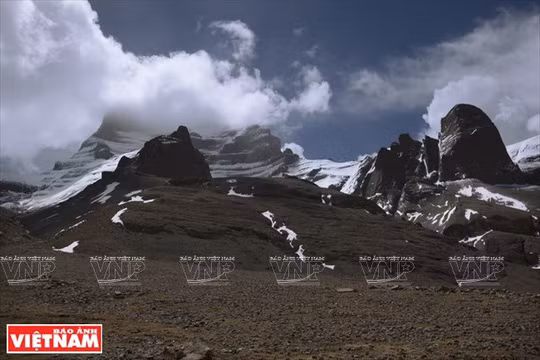 Chúng tôi cẩn trọng đi qua ba ngày đêm khoảng 52 km, vượt qua nhiều đèo, vách đá, khe suối, nhiều nơi điểu táng.