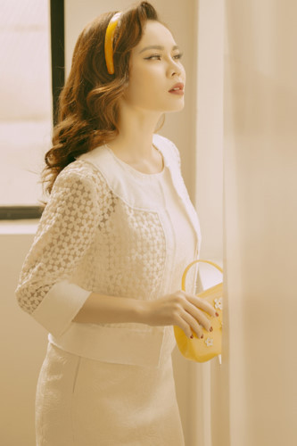 Người đẹp diện những trang phục mang đậm phong cách retro như quần baggy, váy xòe sắc màu, kính gọng nhựa bản to, quấn khăn trên đầu...