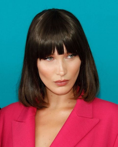 Mái tóc bob lấy cảm hứng từ nhân vật trong bộ phim nổi tiếng "Scarface" cũng là kiểu tóc được Bella Hadid lựa chọn trong mùa thu 2017. Mái tóc bob lấy cảm hứng từ nhân vật trong bộ phim nổi tiếng