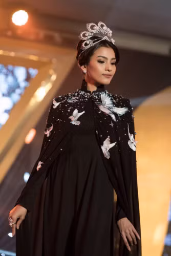 Vào giữa năm 2013 khi tham dự sự kiện sinh nhật của một thương hiệu, cô cũng đã đội chiếc vương miện này.