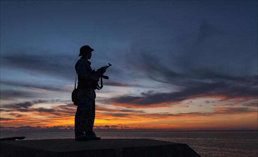 Dấu ấn Việt Nam không chỉ nằm ở vẻ đẹp của non sông gấm vóc, mà còn được thể hiện tại hải đảo xa xôi, nơi đêm ngày vẫn có những người lính hiến dâng cả tuổi thanh xuân của mình để thực hiện nghĩa vụ bảo vệ toàn vẹn lãnh thổ của Tổ quốc. Trong ảnh, người lính trẻ đứng gác trên nóc lô cốt tiền tiêu của đảo Sinh Tồn, thuộc quần đảo Trường Sa, trong một buổi hoàng hôn đỏ rực, đôi mắt nhìn về phía tây. Nơi đó là đất liền, có gia đình, bè bạn của anh. Ảnh: Lê Việt Khánh.