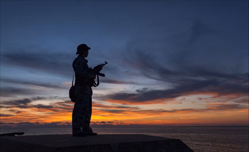 Dấu ấn Việt Nam không chỉ nằm ở vẻ đẹp của non sông gấm vóc, mà còn được thể hiện tại hải đảo xa xôi, nơi đêm ngày vẫn có những người lính hiến dâng cả tuổi thanh xuân của mình để thực hiện nghĩa vụ bảo vệ toàn vẹn lãnh thổ của Tổ quốc. Trong ảnh, người lính trẻ đứng gác trên nóc lô cốt tiền tiêu của đảo Sinh Tồn, thuộc quần đảo Trường Sa, trong một buổi hoàng hôn đỏ rực, đôi mắt nhìn về phía tây. Nơi đó là đất liền, có gia đình, bè bạn của anh. Ảnh: Lê Việt Khánh.