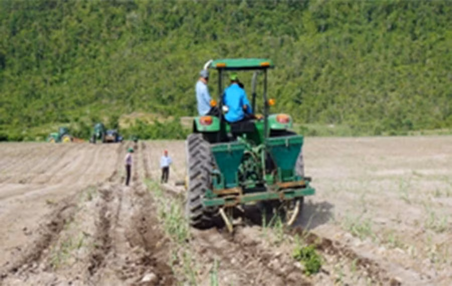  Áp dụng cơ giới hóa và tưới hữu hiệu là những mục tiêu quan trọng trong công tác khuyến nông. Ảnh: Hmuan