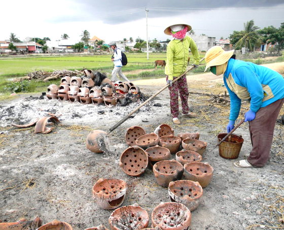 Gốm của người Chăm Bình Thuận được nung lộ thiên.