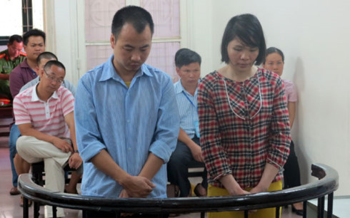 Hám lợi, hai người Trung Quốc lĩnh án vì liên quan đến đường dây giả danh công an, viện kiểm sát lừa đảo chiếm đoạt tiền.