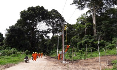 Điện lực Kbang đóng điện trạm biến áp. Ảnh: Hà Duy  Điện lực Kbang đóng điện trạm biến áp. Ảnh: Hà Duy