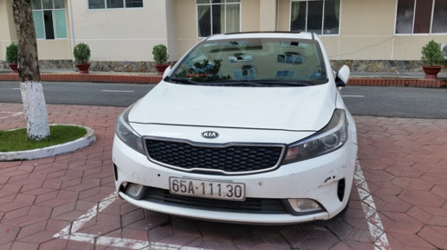  Chiếc xe du lịch chở bà Uyển đi nhận tiền của doanh nghiệp