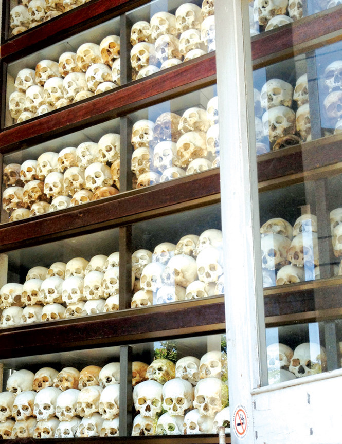Mười mấy ngàn tù nhân ở S21 bị chuyển đến thủ tiêu ở Choeung Ek, xương sọ chất chồng. Mười mấy ngàn tù nhân ở S21 bị chuyển đến thủ tiêu ở Choeung Ek, xương sọ chất chồng.