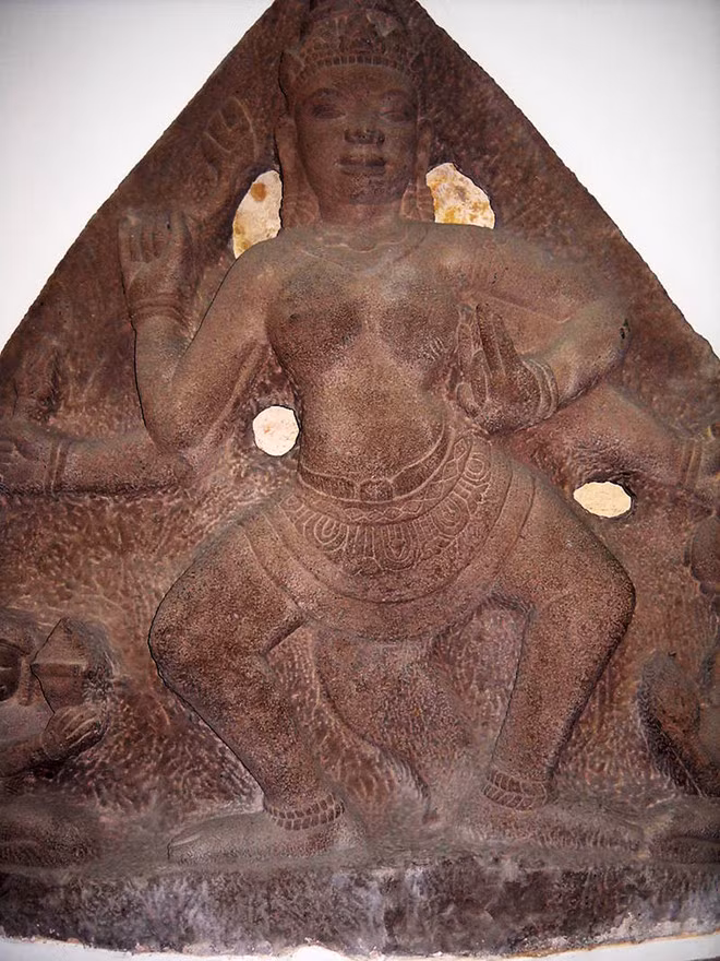 Phù điêu nữ thần ánh sáng Uma được nhà khảo cổ phát hiện tại di tích tháp Chánh Lộ , TP Quảng Ngãi.