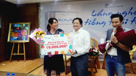 Ngoài tủ sách, NXB Trẻ cam kết dành toàn bộ lợi nhuận của sách cho quỹ từ thiện của Nhà may mắn  Ngoài tủ sách, NXB Trẻ cam kết dành toàn bộ lợi nhuận của sách cho quỹ từ thiện của Nhà may mắn