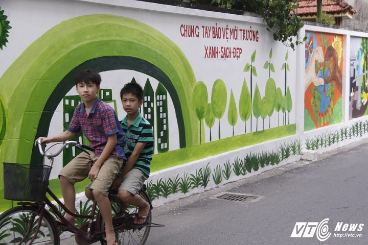 Không chỉ có tranh phong cảnh, những bức vẽ cổ động xây dựng xóm làng cũng được thể hiện trên tác phẩm.