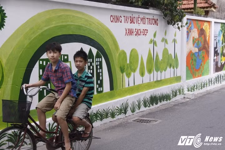 Không chỉ có tranh phong cảnh, những bức vẽ cổ động xây dựng xóm làng cũng được thể hiện trên tác phẩm.