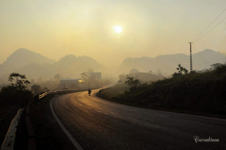 Chụp thật nhiều ảnh và để về nhà chỉnh sửa. Nếu thực hiện chuyến du lịch mà không cùng với bạn đồng hành, bạn nên chụp thật nhiều hình cùng một lúc. Điều này sẽ giúp bạn có nhiều lựa chọn và có những bức ảnh ưng ý nhất. Ngoài ra, các bạn đừng quên chúng ta đang sống trong thời đại công nghệ vì thế nên bạn hoàn toàn có thể làm cho những bức ảnh của mình lung linh hơn nhờ vào các ứng dụng chỉnh sửa.