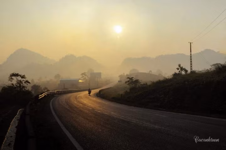 Chụp thật nhiều ảnh và để về nhà chỉnh sửa. Nếu thực hiện chuyến du lịch mà không cùng với bạn đồng hành, bạn nên chụp thật nhiều hình cùng một lúc. Điều này sẽ giúp bạn có nhiều lựa chọn và có những bức ảnh ưng ý nhất. Ngoài ra, các bạn đừng quên chúng ta đang sống trong thời đại công nghệ vì thế nên bạn hoàn toàn có thể làm cho những bức ảnh của mình lung linh hơn nhờ vào các ứng dụng chỉnh sửa.