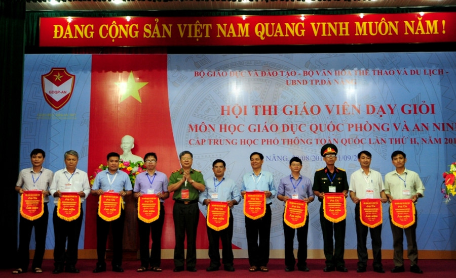 Trao cờ lưu niệm cho các đoàn tham gia. Trao cờ lưu niệm cho các đoàn tham gia.