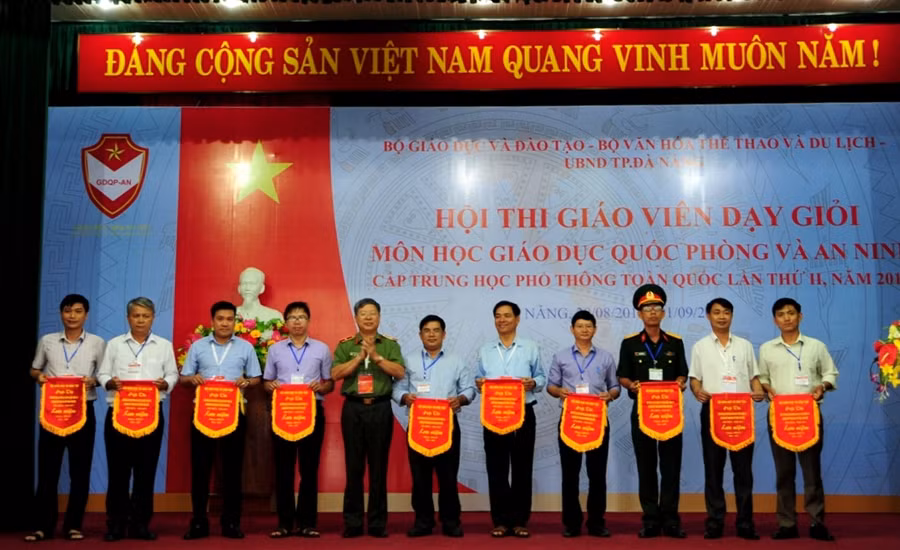 Trao cờ lưu niệm cho các đoàn tham gia.