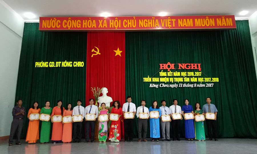 Đồng chí Đinh Kinh-Phó Chủ tịch UBND huyện tặng giấy khen cho 16 tập thể đạt danh hiệu tập thể lao động tiên tiến năm học 2016-2017. Ảnh: Phương Liên  Đồng chí Đinh Kinh-Phó Chủ tịch UBND huyện tặng giấy khen cho 16 tập thể đạt danh hiệu tập thể lao động tiên tiến năm học 2016-2017. Ảnh: Phương Liên