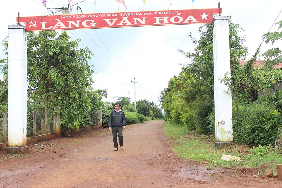 Hệ thống giao thông làng Dơk Rơng đã được cứng hóa. Ảnh: Nguyễn Diệp