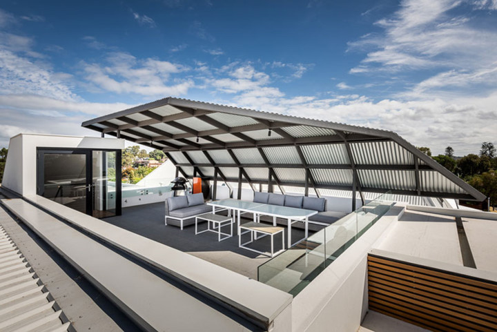 Đây là tầng thượng, một không gian ngoài trời với một mái che lớn được lắp để bảo vệ mọi ngưởi khỏi ánh nắng. Đây là tầng thượng, một không gian ngoài trời với một mái che lớn được lắp để bảo vệ mọi ngưởi khỏi ánh nắng.