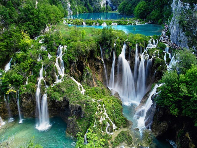 Nhóm hồ Plitvice, Croatia. 16 hồ xanh dương với nước trong như pha lê, kết nối bởi hàng trăm thác nước, có lẽ là đích đến thú vị nhất cho chuyến du lịch Croatia.