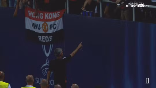 HLV Mourinho tặng huy chương cho CĐV