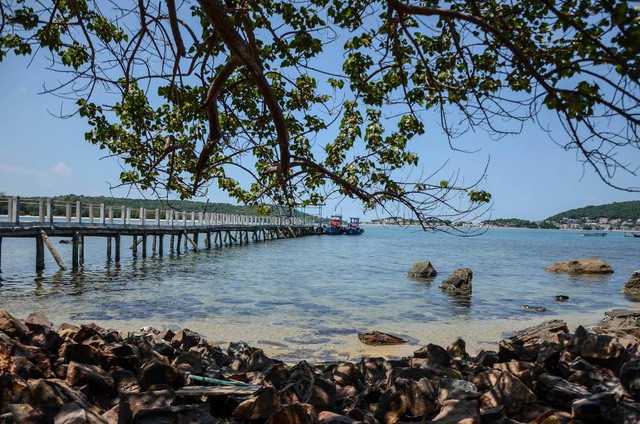 Nếu đã mệt mỏi với những ồn ã, xô bồ chốn phố thị, hãy xách vali lên, làm một chuyến "ra đảo" để tận hưởng thiên nhiên thanh bình, yên ả. (Ảnh: Hòn Dăm Island HideAway) Nếu đã mệt mỏi với những ồn ã, xô bồ chốn phố thị, hãy xách vali lên, làm một chuyến