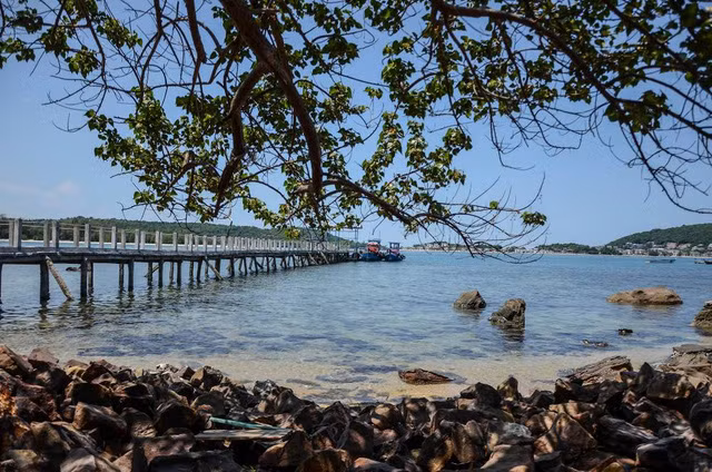 Nếu đã mệt mỏi với những ồn ã, xô bồ chốn phố thị, hãy xách vali lên, làm một chuyến "ra đảo" để tận hưởng thiên nhiên thanh bình, yên ả. (Ảnh: Hòn Dăm Island HideAway) Nếu đã mệt mỏi với những ồn ã, xô bồ chốn phố thị, hãy xách vali lên, làm một chuyến